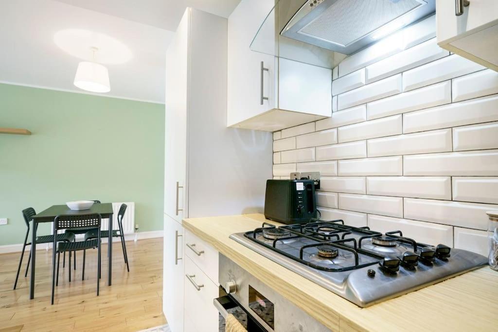 Stylish City Centre 2 Bedroom Apartment With Belfast Cityscape View מראה חיצוני תמונה